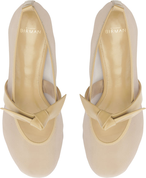 Pair of beige shoes with bow details on a white background, featuring the brand 'Birman'.