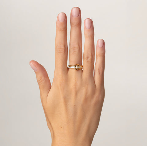 A woman wearing a Spinelli Kilcollin Leora YG ring. 